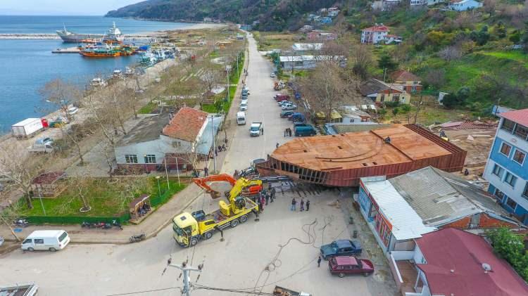 <p>Bursa'nın Karacabey ilçesinde bir atölyede imal edilen 200 tonluk dev balıkçı teknesi karadan yürütülüp sahile taşındı. </p>
