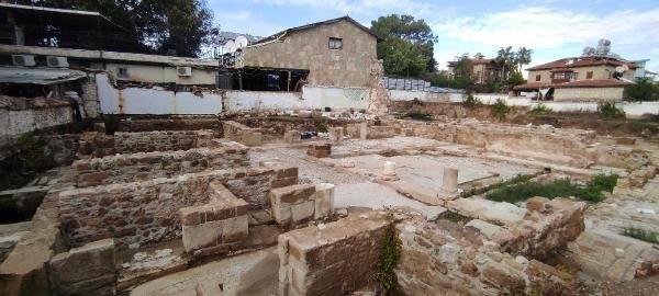 <p>'YIKILAN YAPILAR RUHSATLI HALE GETİRİLDİ'</p>

<p> </p>

<p> 90'a yakın parselde kazıların yürütüldüğünü belirten Prof. Dr. Alanyalı, bir bu kadar daha kazı yapılması gerektiğini söyledi. 4-5 yıl içinde Side'deki kaçak yapıların tamamen kaldırılacağını ve alttaki tarihin ortaya çıkartılacağını belirten Prof. Dr. Alanyalı, "Türkiye'nin kötü bir yüzüydü burası. </p>
