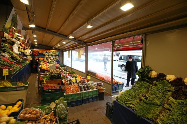 <p>İşletmelerin elinde belli fiyatlardan alınan ürünlerin olduğuna işaret eden Koyuncu, "Kur bu şekilde düşerse market ürünlerinde de fiyatlar düşecektir. Zamana ihtiyacımız var. Fazla sürmez." ifadelerini kullandı.</p>
