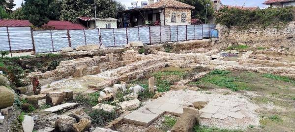 <p>'SİNAGOGLARIN BULUNMASI BİRAZ ZAMAN ALIYOR'</p>

<p>Yahudilerin Side bölgesinde yaşadığına dair tarihi kaynaklar olduğunun bilindiğini, ancak elle tutulur ilk bulgunun yine bu kazılarda ortaya çıktığını anlatan Prof. Dr. Feriştah Alanyalı, 7'nci yüzyıla ait singog bulduklarını belirterek, "Bir evin altından sinagog çıkardık. Sinagoglar, kilise ve camiler gibi belirgin değil. Bulunması biraz zaman alıyor. </p>
