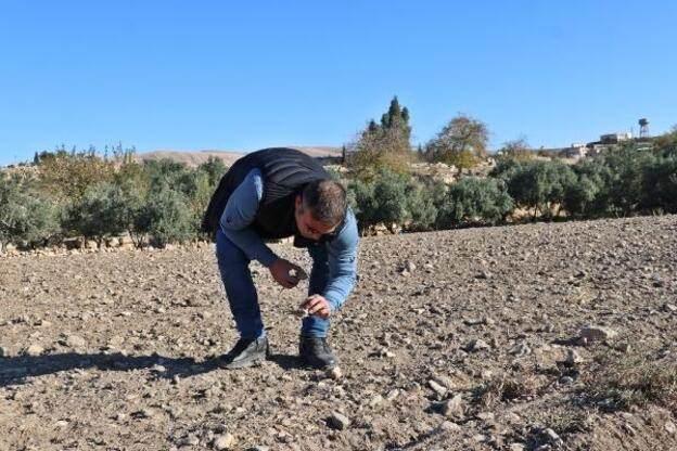 <p>'KESİNTİSİZ DÖNEMİ TESPİT ETMİŞ OLDUK'</p>

<p>Dara'nın yeni keşif ile birlikte 5 bin yıllık tarihe sahip olduğunu belirten Doç. Dr. Metin, "Sonuç olarak Dara, yaklaşık 5 bin yıllık bir tarihi geçmişe sahip bir kent. Elimizdeki malzemeler de erken Tunç Çağı'na ait. Bunlar, höyük türü yerleşimlerde oluyor ama bunun genel özelliği de şudur; burada erken Tunç Çağı'ndan itibaren Helenistik döneme kadar kesintisiz bir yerleşimin olduğunu tespit etmiş olduk.</p>

<p> </p>

<p> </p>
