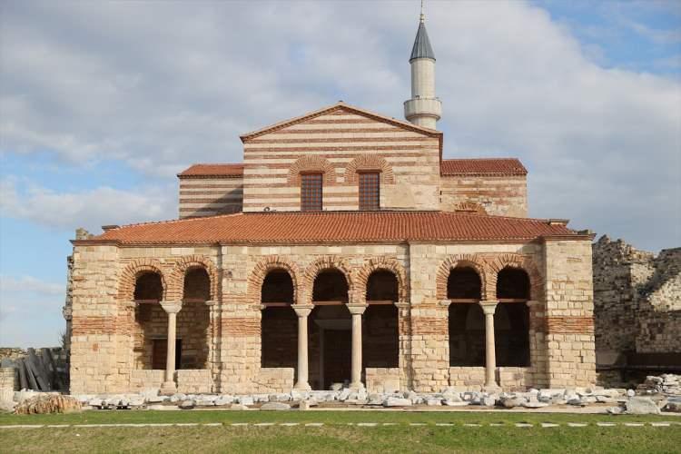 <p>İstanbul’un fethinden 3 yıl sonra cihan padişahı Fatih Sultan Mehmed tarafından camiye çevrilen Edirne Enez’de bulunan Enez Ayasofya Camii Şerifi yeniden ibadete açıldı.</p>
