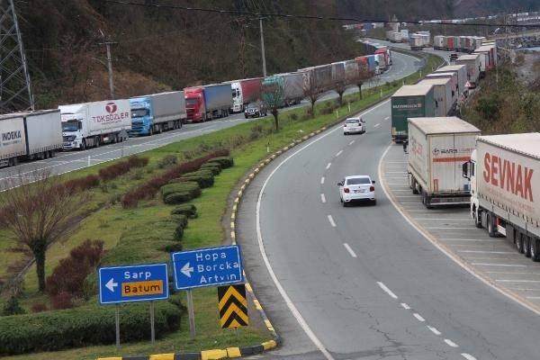 <p>Türkiye'nin Gürcistan üzerinden Kafkaslara açılan Artvin'deki Sarp Sınır Kapısı'nda ihracattaki artış ile uluslararası taşımacılık yapılan TIR'lar, Türk tarafında uzun kuyruk oluşturdu. Kuyruk, aralıklarla 29 kilometre uzaklıktaki Kemalpaşa ve Hopa ilçelerini geçerek Arhavi ilçesine kadar uzadı.</p>
