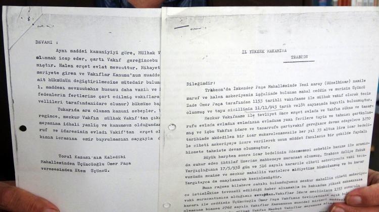 <p> Burası bize askeri bakımdan gerekli dedi ve Trabzon Valiliği ile birlikte oturdular. Senelik 35 reşat altınla burayı kiraladı askeriye. Askeriye bir müddet burada durdu daha sonra Üçüncüoğlu ailesi askeriyenin buradan çıkarılmasını istedi, mahkemeye verdiler ve mahkemelik oldular. Bu mahkeme 2 sene sürdü ve bu süreçten sonra 1960 yılına kadar zaten bu Güzelsaray denilen yer Üçüncüoğlu ailesinindi. 60 yılında yapılan ihtilalle o zamanın 11’inci Kolordu Komutanı Kenan Evren darbe yapıldığı zaman 50 tane jandarmayı alıp gidip bu sarayda Üçüncüoğlu ailesinin olan yeri alarak ailemizi kapı dışarı etti. Bir kararname ile beraber bu yer hazineye devrediliyor, aynı gün bir kararname ile vakfa alıyor, bir kararname ile daha vakıftan askeriyeye mal ediyor haksız ve hukuksuz bir şekilde. Tapu yok, hiçbir şey yok sormadan yapılıyor bu. Karayolları buranın altından tünel geçiriyor, burayı istimlak etmiyor, sahiplerini aramıyor, tapu kayıtlarına göre buranın maliki kimdir bakmıyor hemen alıyor. Bir kısmının kullanım hakkını da o alıyor. Askeriyenin tapusu yok, Karayollarının tapusu yok, Vakıflar Bölge Müdürlüğünün tapusu yok ama iştigal onlarda. Hem Osmanlı tapusu hem de Cumhuriyet tapusu 1913 yılında alınmış tapu bize ait. Kullanma hakkı bizim, kadim hakkı bizim, Trabzon Valiliği ile 1938 yılında yapılan anlaşma da bizim elimizde. Bizim elimizde bütün bilgi ve belgeler var. Bugün Türkiye genelinde Hatay Ermeni Kilisesinin tapusunu Ermeniler aldı, Heybeliada Rum Okulu’nun tapusunu aldılar ben Trabzonluyum, benim geçmişim Trabzon. 1461 yılında Fatih Sultan Mehmet ile geldi benim ailem buraya. Benim ailem Trabzon’da 300-400 sene kaldı. Ondan sonra biz Torul bölgesine Fatih Sultan Mehmet’in 21 tımarlık olarak bize vermesiyle beraber geldik. Yoksa biz kaleyi gasp etmiyoruz, kale yine Trabzon’un ama kullanım hakkımızı alacağız. Biz kullanım hakkı için uğraşıyoruz ve askeriyenin elinden alacağız” diye konuştu.</p>
