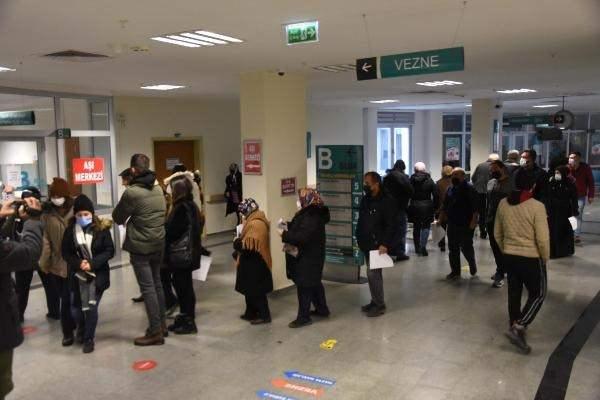 <p>'AŞIDA OLAĞANÜSTÜ BİR YOĞUNLUK GÖZLEMLİYORUZ'</p>
<p>Eskişehir Şehir Hastanesi'nde günlük 4 binin üzerinde kişiye hatırlatma dozu aşı yapıldığını ifade eden Başhekim Uzm. Dr. Yaşar Bildirici, aşı yoğunluğunu sevinçle karşıladıklarını söyledi. </p>