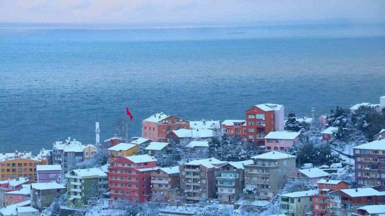 <p> Yüksek kesimde bulunan mahallelere ulaşım güçlükle sağlandı. Öte yandan, karla birlikte kartpostallık görüntüler oluştu.</p>
