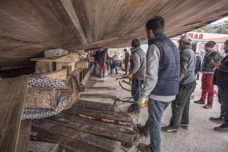 <p>Gökmen Civelek’in akrabalarıyla kurup işlettiği atölyede inşa edilen 52. balıkçı teknesi de böylelikle çıkmış oldu. Mahalle içerisinde Bin m2’lik bir atölye sahasında inşa edilen dev balıkçı teknesini liman sahasına götürmek için bir markete ait duvar yıkılırken, elektrik şirketi personelince bazı kablo ve direklerde önlem alındı.</p>
