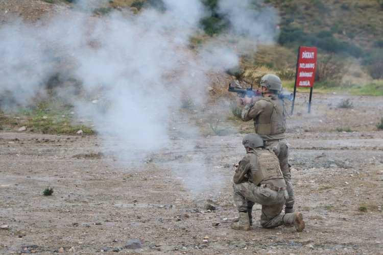 <p>Kule eğitimlerinde ise kursiyerlere, dağlık arazi kesimlerinde ulaşılması zor olan yerlere yardımcı malzemeler vasıtasıyla iniş ve tırmanış becerileri kazandırılıyor.</p>
