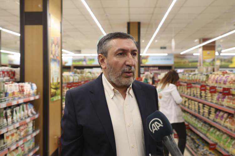 <p>Cumhurbaşkanı Erdoğan'ın açıklaması sonrası döviz kurlarında devam eden geri çekilmeye işaret eden Yıldırım, "Girdi maliyetlerinde de bir indirim olması normaldir. Biz Tarım Kredi Kooperatif Market olarak vatandaşlarımızın yanında yer almak için girdi fiyatlarında indirim olmasını beklemeden indirimleri fiyatlarımıza yansıtmaya başladık. Dün yaptığımız çalışmayla beraber yüzde 30'a varan indirimlerimizi fiyatlarımıza yansıttık." ifadelerini kullandı.</p>
