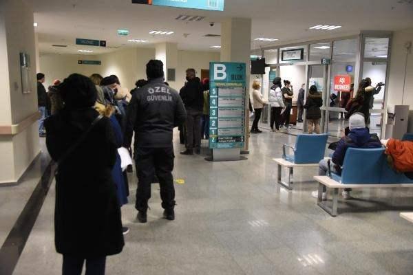 <p>Bakanlık açıklamasını duyduktan sonra randevu alıp, hastaneye geldiğini ifade eden Akpınar, "Randevumu dün akşam aldım, bugün öğlen de geldim. Sırada çok beklemedim, 1-2 dakika içinde bitti. 10'arlı gruplar halinde aldılar içeriye, hemen halloldu. Herkesin aşı olması gerektiğini düşünüyorum. </p>