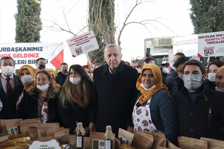 <p>Cumhurbaşkanı Recep Tayyip Erdoğan, bazı programlara katılmak üzere Gaziantep'e geldi. Cumhurbaşkanı Erdoğan, havalimanından şehir merkezine geçerken yol üzerinde Büyükşehir Belediyesi Kadın Kooperatifleri Birliği üyeleri tarafından açılan standı ziyaret etti.</p>
