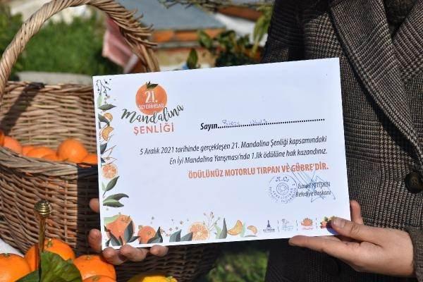 <p>Çise Ulus’un organik tarımla yetiştirilen mandalinalar 6 Aralık'ta düzenlenen 21'inci Mandalina Şenliği'nde En İyi Mandalina Yarışması'nda birincilik ödülüne layık görüldü. </p>
