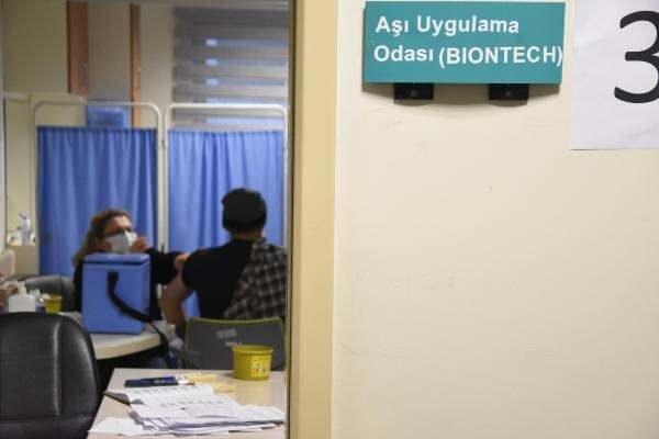<p>Sağlık Bakanlığı koronavirüsün Omicron varyantına tedbir amacıyla Bilim Kurulu'nun önerisiyle 6 ay olan üçüncü ve dördüncü 'hatırlatma' dozlarının süresini 3 aya indirdiğini açıkladı. </p>