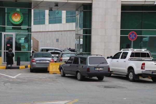 <p>Gürcistan tarafından da alışveriş için Türkiye’ye girişler yoğun şekilde yaşanıyor. Bu giriş çıkışlar da çatışınca yol tek, kapı kapasitesi belli bu da yoğunluğun artmasına sebep oluyor” diye konuştu.</p>