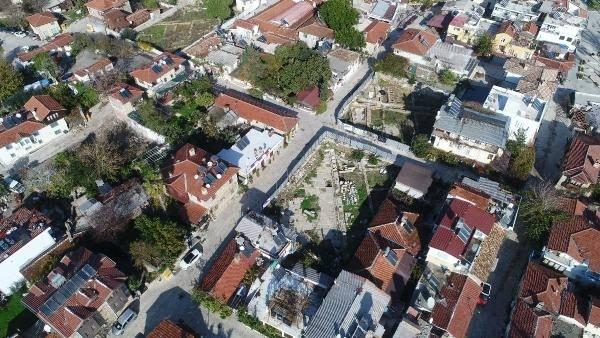 <p>Antik dönem Pamfilya'nın önemli liman kentlerinden biri olan ve çok sayıda medeniyete ev sahipliği yapan Side'de, arkeolojik kazı çalışmaları sürüyor. </p>