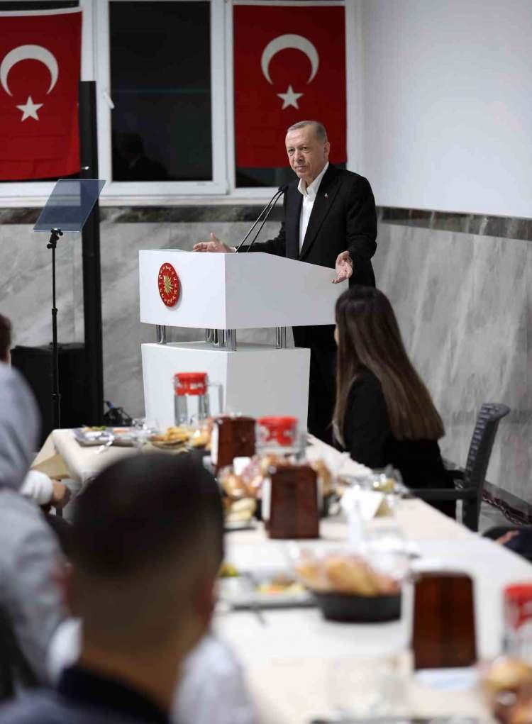 <p>Cumhurbaşkanı Recep Tayyip Erdoğan, Gaziantep 4. Organize Sanayi Bölgesi'nde bulunan Erdemsoft Tekstil Fabrikası'nda işçilerle birlikte akşam yemeği yedi.</p>
