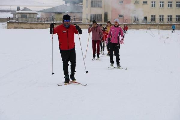 <p>e Siti Ören'in antrenörlüğünde 2 kilometrelik pistte kayak yapan sporcular, antrenmanlarını her gün aralıksız sürdürüyor.</p>