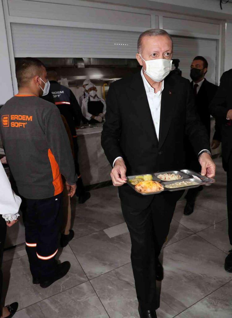 <p>Cumhurbaşkanı Recep Tayyip Erdoğan, Gaziantep’te Erdem Soft Tekstil Fabrikası'nda işçilerle akşam yemeğinde bir araya geldi.</p>
