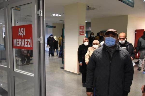 <p>'AŞI OLDUĞUMUZDAN BERİ GRİP BİLE OLMADIK'</p>
<p>Aşı olan Şerife Sivir (52) ise aşı hakkının tanımlanmasının ardından vakit kaybetmeden hastaneye geldiğini belirterek "Hatırlatma aşı süresi 6 aydan 3 aya düşünce hemen geldim. Aşı olduğumuzdan beri grip bile olmadık. Öksürük falan gibi ufak bir rahatsızlığımız bile olmadı. Herkes aşı olmalı. Olmazsa bu hastalıktan kurtulamayız. Memnunuz, herhangi bir yan etkisini görmedik. Çevremizdekilerde de görmedik" ifadelerini kullandı.</p>