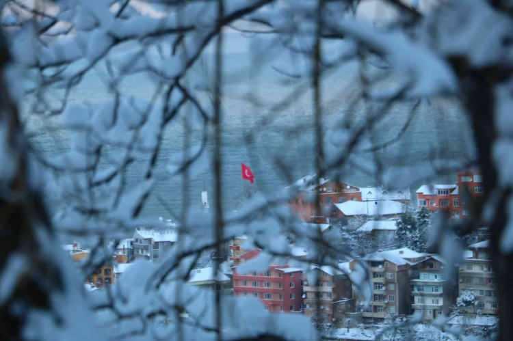 <p>Meteoroloji Genel Müdürlüğü’nün uyarılarının ardından il genelinde yoğun kar yağışı üç gündür etkisini sürdürüyor. </p>
