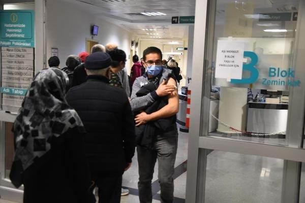<p>Bu ihmal edilecek bir şey değil. Hastalık konusunda ülkenin durumu da ortada. Salgının daha fazla büyümemesi için herkesi aşıya davet ediyoruz. Herkesin aynı hassasiyeti göstermesi şart. Başka türlü bu işin üstesinden gelemeyiz" diye konuştu.</p>
