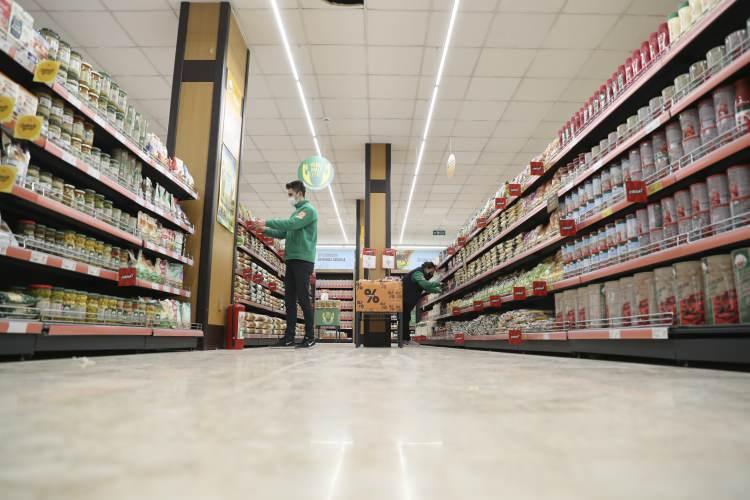 <p>Tarım Kredi Pazarlama ve Marketçilik AŞ Genel Müdürü Bayramali Yıldırım, döviz kurundaki düşüşün ardından girdi fiyatlarında indirim olmasını beklemeden fiyatları aşağı çektiklerini belirterek, "Dün yaptığımız çalışmayla beraber yüzde 30'a varan indirimlerimizi fiyatlarımıza yansıttık." dedi.</p>
