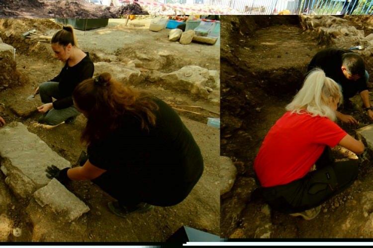 <p>Ordu'nun Fatsa ilçesinde, yol yapım çalışması sırasında ortaya çıkarılan, Roma Antik dönemine ait 8 lahit mezarın bulunduğu bölgede acil kurtarma kazıları sürdürülüyor. Kazılarda, üzerinde tanrı 'Hermes' figürü yer alan, kırmızı akik taşlı gümüş yüzük ile çeşitli tarihi parçalar bulundu.</p>