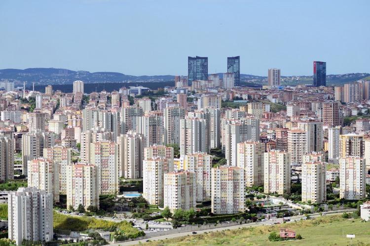 <p><strong>YA METREKARE YA ARSA PAYI</strong></p>

<p>Aidatı belirlemek için öncelikle aidat hesaplanacak apartman ve sitenin giderleri tespit edilir. Buna ‘işletme projesi’ denilir. İşletme projesi hesaplandıktan sonra ya konutun metrekaresi ya da arsa payı oranında yönetim planındaki dağıtım yöntemine göre aidat belirlenir.</p>

