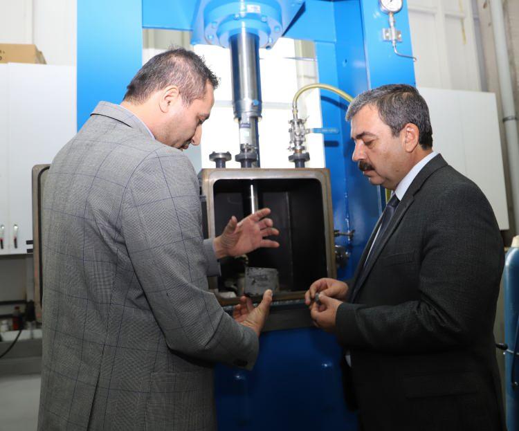 <p>Elektronik cihazlarda yaygın kullanılan "Neodimyum-Demir-Bor (NdFeB)" mıknatısların "sıcak preslenmiş - izotropik" türü Türkiye'de laboratuvar ortamında Sivas Bilim ve Teknoloji Üniversitesinde (SBTÜ) üretildi.</p>
