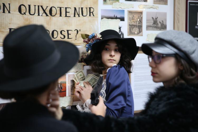 <p>Dünyanın her yöresindeki insanla ve diğer canlılarla empati kurabilmenin şartlarının roman okumaktan geçtiğini düşündüğünü aktaran Yılmaz, hem festival hem de merkeze kitabın konduğu okulun felsefesi bağlamında çok güzel sonuçlar elde ettiklerini anlattı.</p>

