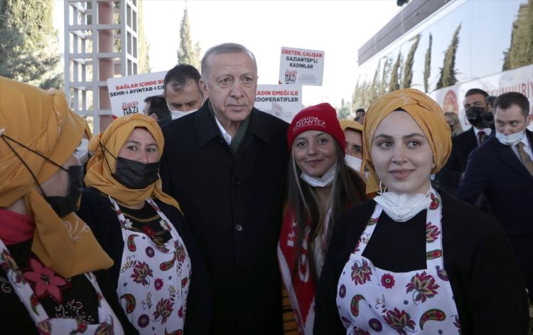 <p>Erdoğan, ziyarette ürünlere ilişkin bilgi aldı, kadınlarla hatıra fotoğrafı çektirdi.</p>
