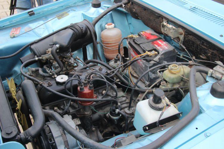 <p>1979 model <strong>Renault</strong> marka otomobilin koltuğundan, kaset çalarına kadar tüm parçaları tamamen orijinal. 74 bin kilometrede olan otomobil, görenleri de kendine hayran bırakıyor.</p>
