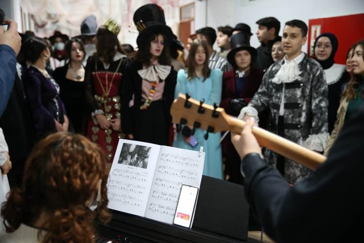 <p>Roman karakterlerini canlandırarak kitapları daha iyi anlama fırsatı bulan öğrenciler, okulda düzenlenen söyleşi ve panellere katılıyor, yeteneklerine göre konser verip resim sergisi de açıyor.</p>