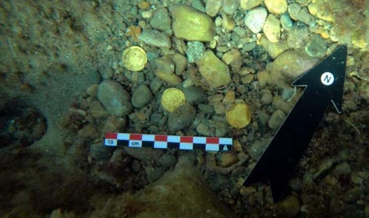 <p>1500 YILLIK HAZİNE</p>
<p> </p>
<p> İspanya kıyılarında yüzen iki amatör dalgıç, Batı Roma İmparatorluğu'ndan kaldığı anlaşılan, büyük bir hazine keşfetti. 1500 yıllık hazine büyük bir altın sikke yığınından oluşuyor. Luis Lens Pardo ve César Gimeno Alcalá isimli dalgıçlar Akdeniz’in sahil kasabalarından Xàbia'da aileleriyle tatil yaparken önemli bir keşfe imza attı.</p>