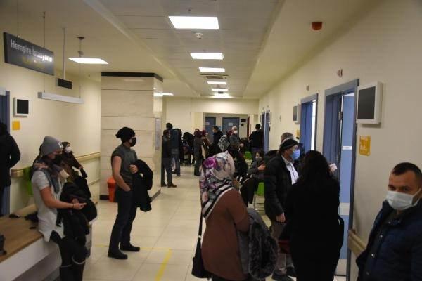 <p>Hastanede kuyrukların kısa sürede eriyip, herkesin aşısını olduğunu belirten Bildirici "Sağlık Bakanlığımız tarafından Omicron varyantın yaygınlığının artması ile birlikte aşılama programında da bir değişiklik yapıldı. Son aşı dozundan itibaren 3 ay geçtikten sonra üçüncü dozu artık yaptırabiliyoruz. </p>