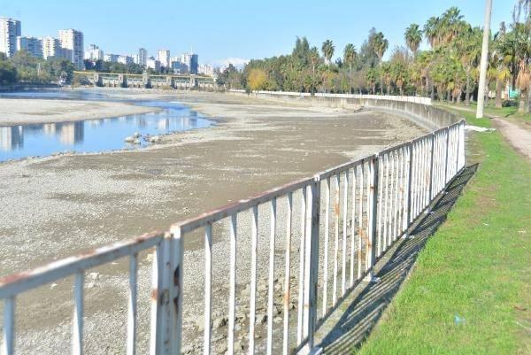 <p>Mahallede oturan Bahtiyar Balaban, nehir kıyısının uyuşturucu ve alkol bağımlıları tarafından mesken haline getirildiğini belirterek, daha önce de benzer olayların yaşandığını söyledi. </p>