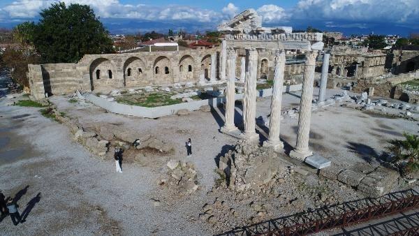 <p> Kazılarda son olarak bir evin altında 7'nci yüzyıla ait sinagog bulundu. Sinagogun ortasında yer alan yazıtta, Yahudi bir babanın 2,5 yaşında ölen oğlu için ibadethanenin tadilat masrafını karşıladığı tespit edildi.</p>
