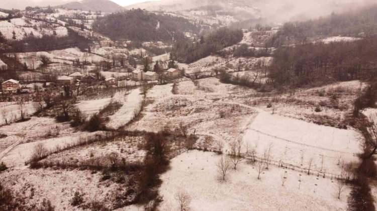 <p>Karla m&uuml;cadele ekipleri Sivas'ı &ccedil;evre illere bağlayan ge&ccedil;itlerdeki&nbsp;karla m&uuml;cadele ve tuzlama &ccedil;alışmalarını s&uuml;rd&uuml;r&uuml;yor.</p>
