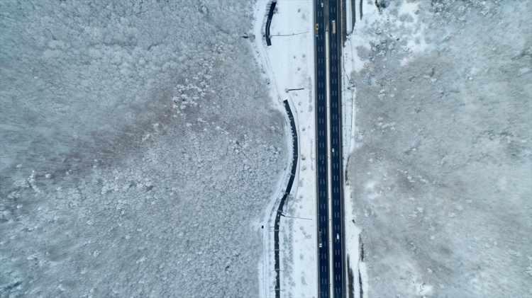 <p>Anadolu Otoyolu'nun Bolu Dağı T&uuml;neli ile D-100 kara yolunun Bolu Dağı kesiminde, kar yağışı etkili olmaya devam ediyor.</p>
