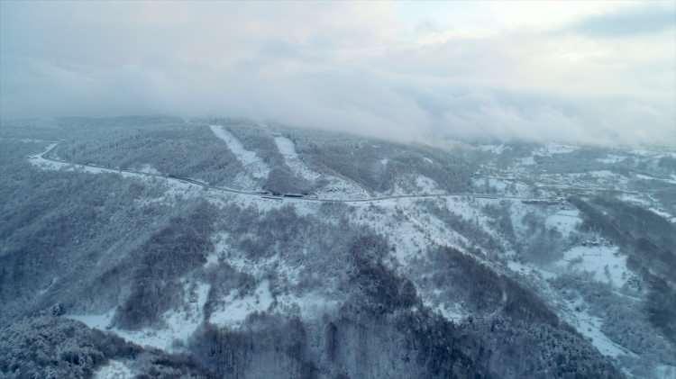 <p>Karayolları Genel M&uuml;d&uuml;rl&uuml;ğ&uuml;n&uuml;n internet sitesinde yer alan bilgileri g&ouml;re ise Suşehri-Polatderesi-İmranlı ve Suşehri-Şerefiye-Zara&nbsp;kara yolları,&nbsp;kar&nbsp;ve tipi nedeniyle ulaşıma kapalı bulunuyor.</p>
