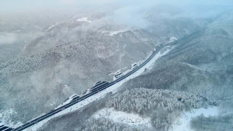 <p>B&ouml;lgede iki g&uuml;nd&uuml;r aralıklarla s&uuml;ren yağış nedeniyle Bolu Dağı'nın Yeşilk&ouml;y, Elmalık, Bolu Dağı Polisevi, Taşaltı, Bakacak ve Karanlıkdere mevkilerinde, kar kalınlığı yer yer 15 santimetreye ulaştı.</p>
