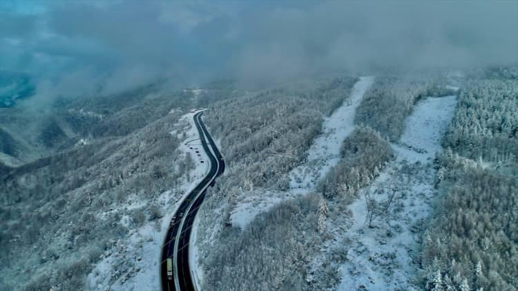 <p>Anadolu Otoyolu'nun Bolu Dağı T&uuml;neli ile D-100 kara yolunu kullanan s&uuml;r&uuml;c&uuml;ler, yağış nedeniyle dikkatli seyrediyor.</p>
