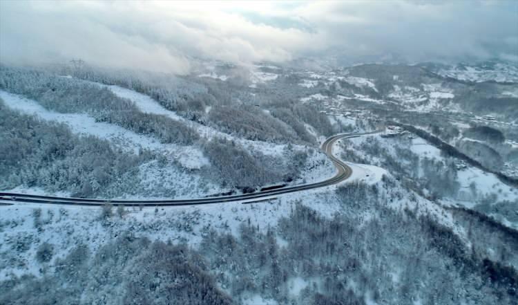 <p>Karayolları ekipleri, yolun a&ccedil;ık tutulması i&ccedil;in b&ouml;lgede kar k&uuml;reme ve tuzlama &ccedil;alışmalarını s&uuml;rd&uuml;r&uuml;yor.</p>

