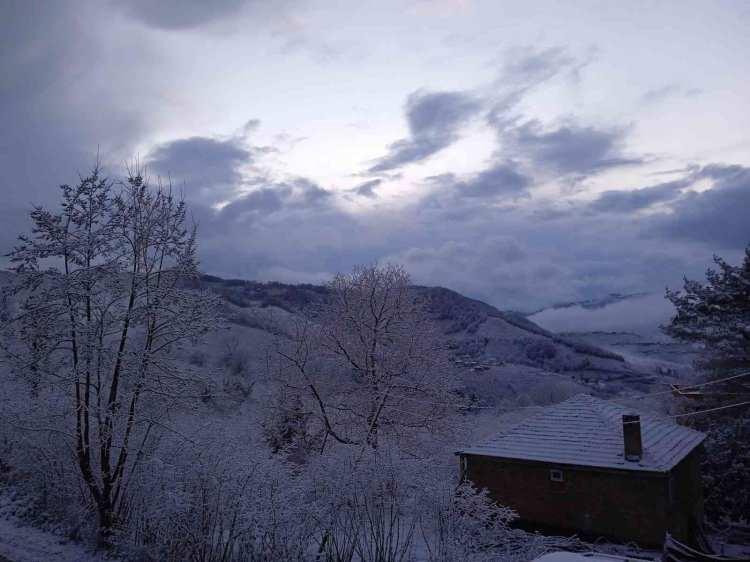 <p>Kuraklık ve yer altı sularında &ccedil;ekilme nedeniyle tarımsal &uuml;retimde azalma yaşayan T&uuml;rkiye'nin tahıl ambarı Konya Ovası'nda kar sevinci yaşanıyor.</p>
