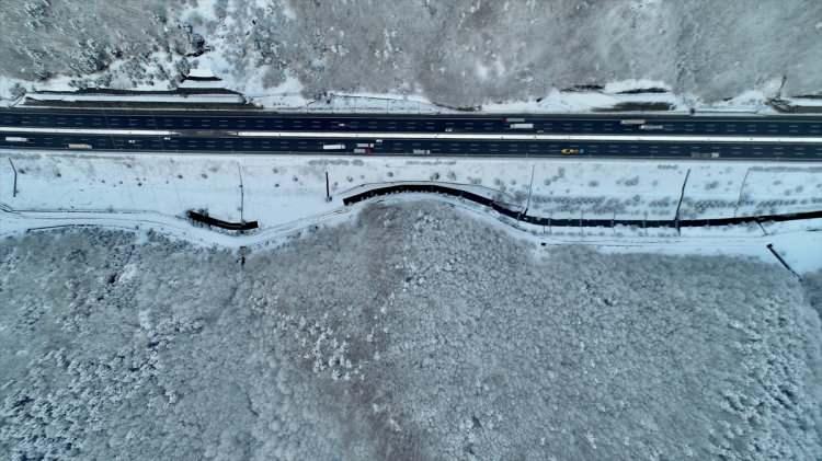<p>S&uuml;r&uuml;c&uuml;leri kar yağışı ve buzlanmaya karşı uyaran trafik polisleri, ara&ccedil;larında kış lastiği olmayanların Bolu Dağı g&uuml;zergahını kullanmamasını istedi.</p>
