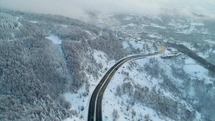 <p>&Ouml;te yandan, D-655&nbsp;D&uuml;zce-Zonguldak Batı Karadeniz bağlantı yolunun Kabalak, Hiciz rampaları, Şifalısu ve Tepe k&ouml;y&uuml; mevkilerinde kar, Bolu ve&nbsp;D&uuml;zce&nbsp;kent merkezlerinde ise karla karışık yağmur etkili oluyor.</p>
