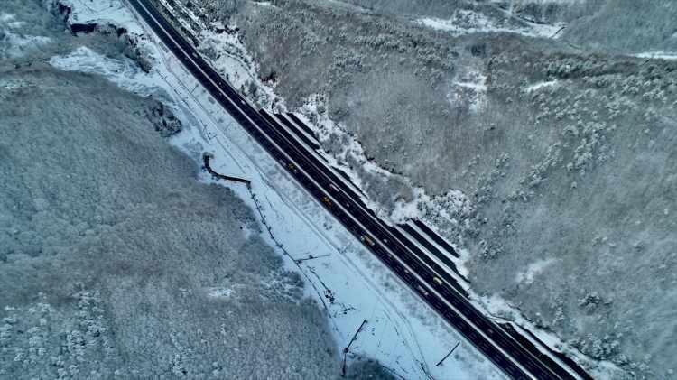 <p>&nbsp;Anadolu Otoyolu'nun&nbsp;Bolu&nbsp;Dağı T&uuml;neli ile D-100 kara yolunun&nbsp;Bolu&nbsp;Dağı kesiminde, kar yağışı etkili olmaya devam ediyor. B&ouml;lgede iki g&uuml;nd&uuml;r aralıklarla s&uuml;ren yağış nedeniyle&nbsp;Bolu&nbsp;Dağı'nın Yeşilk&ouml;y, Elmalık,&nbsp;Bolu&nbsp;Dağı Polisevi, Taşaltı, Bakacak ve Karanlıkdere mevkilerinde, kar kalınlığı yer yer 15 santimetreye ulaştı.</p>
