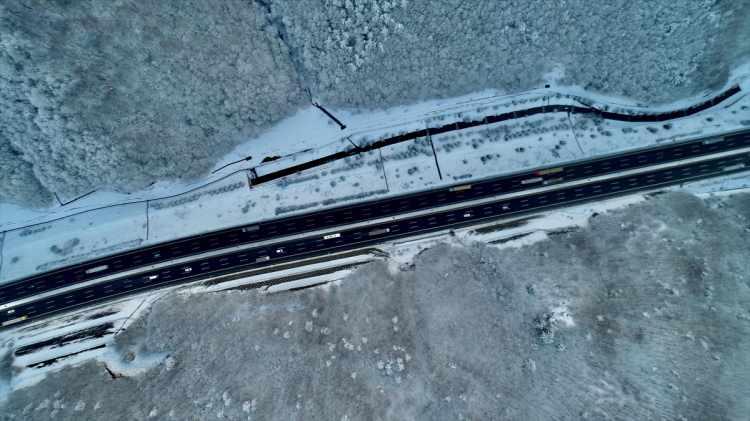 <p>Anadolu Otoyolu'nun&nbsp;Bolu&nbsp;Dağı T&uuml;neli ile D-100 kara yolunu kullanan s&uuml;r&uuml;c&uuml;ler, yağış nedeniyle dikkatli seyrediyor.&nbsp;</p>
