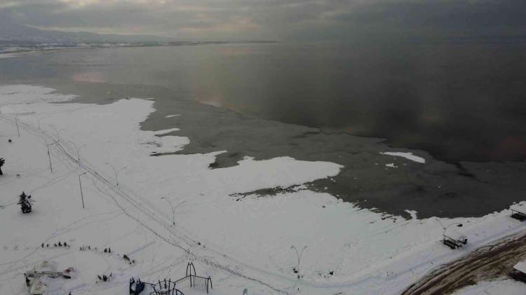 <p>B&ouml;lgede 2 haftadır hem yağmur hem de kar yağdığını belirten Soylu, "Konya Ovası, son 4-5 yılın en bereketli 2 haftasını yaşıyor.</p>
