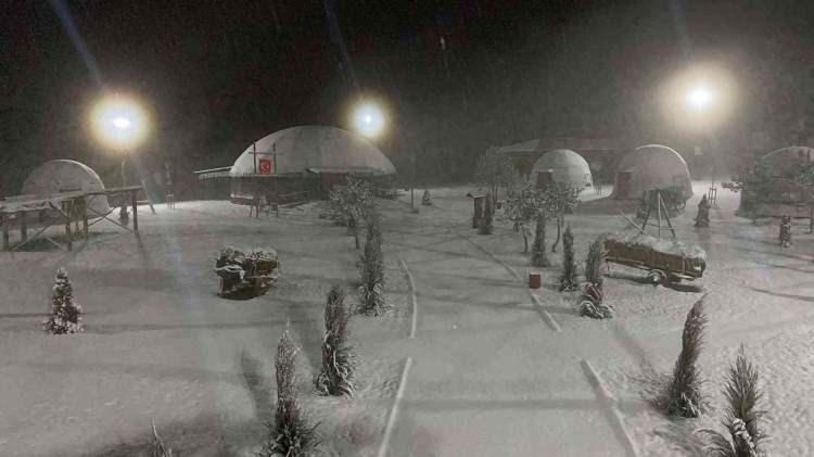 <p>Çorum'da etkili olan kar yağışı, Samsun-Ankara kara yolunda ulaşımın aksamasına neden oldu.</p>
